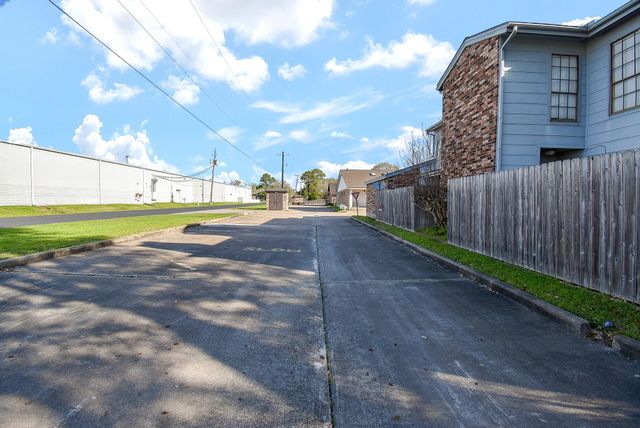 1730 Avenue C F, El Campo, TX 77437