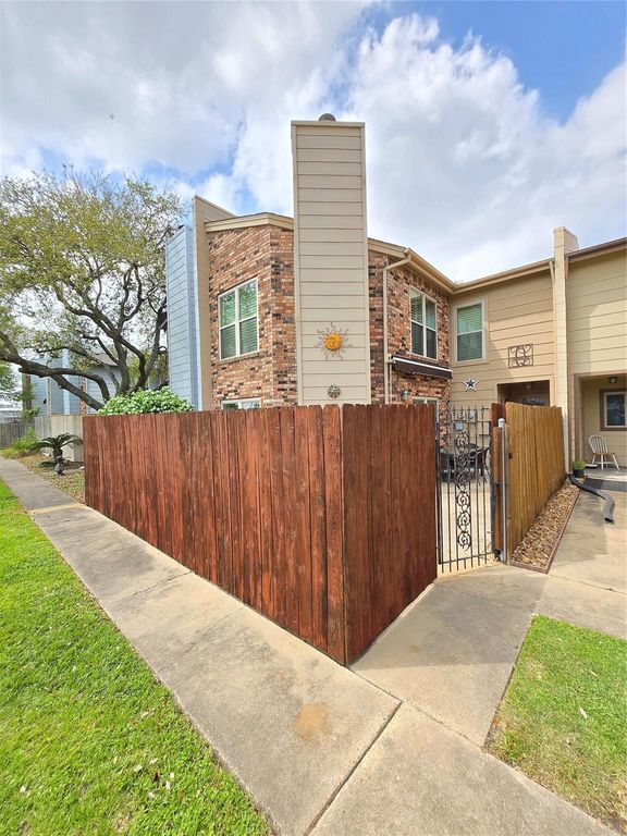 1730 Avenue C F, El Campo, TX 77437