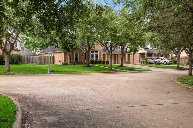327 Silver Creek Circle, Richmond, TX 77406