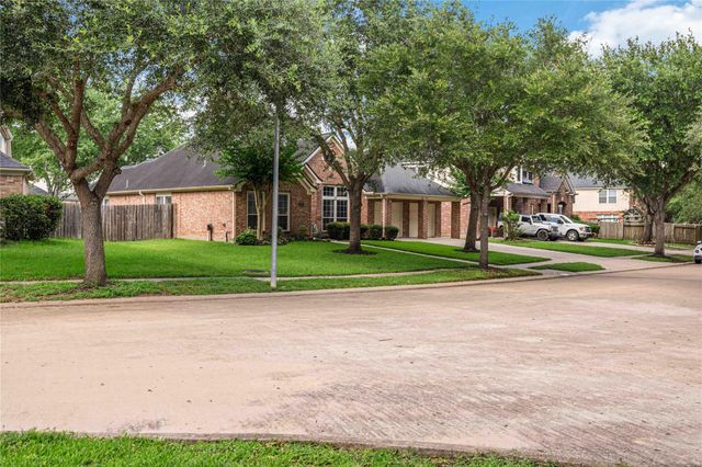 327 Silver Creek Circle, Richmond, TX 77406