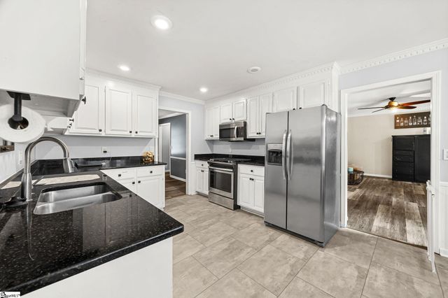 215 Bendingwood Circle, Taylors, SC 29687