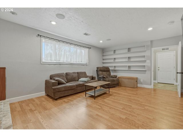 3895 Se PELTON Ave, Troutdale, OR 97060