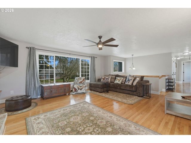 3895 Se PELTON Ave, Troutdale, OR 97060