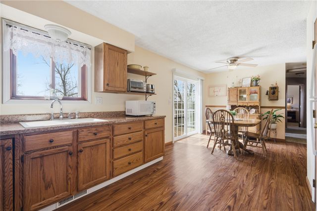 3766 Greens Grove Road, Center Point, IA 52213