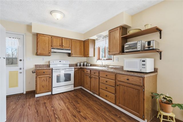 3766 Greens Grove Road, Center Point, IA 52213