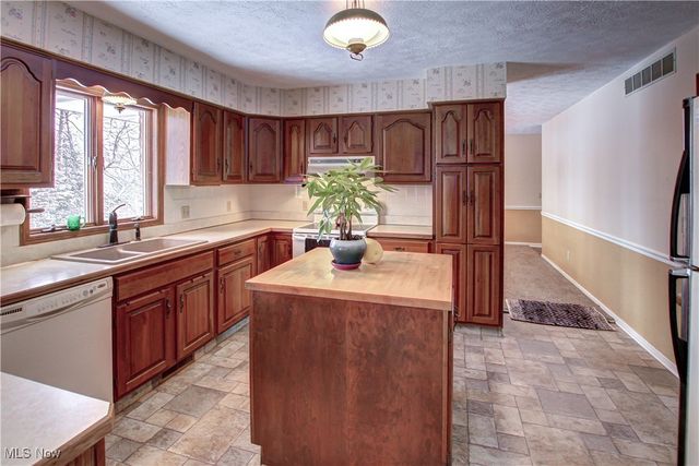 537 Park Ridge Drive, Munroe Falls, OH 44262