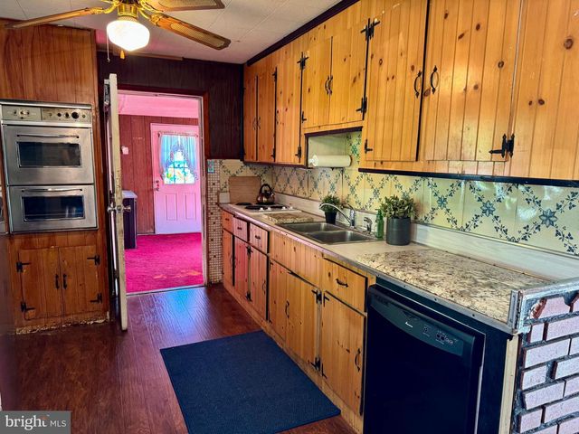 516 PARKWAY DR, Fairless Hills, PA 19030