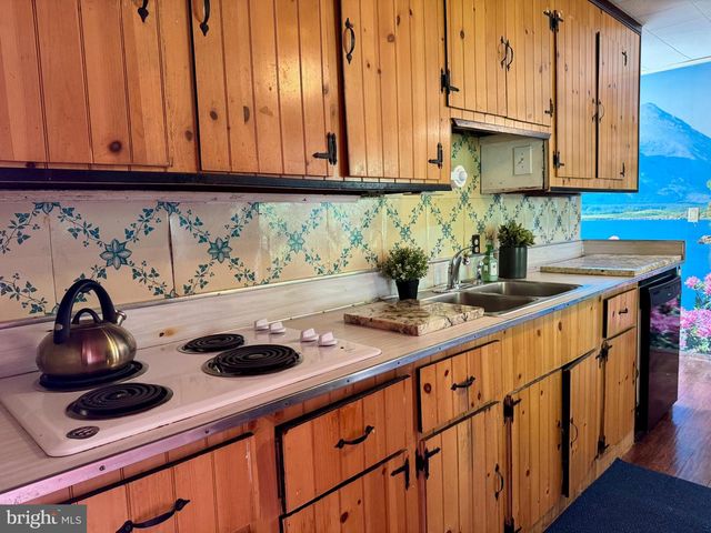 516 PARKWAY DR, Fairless Hills, PA 19030