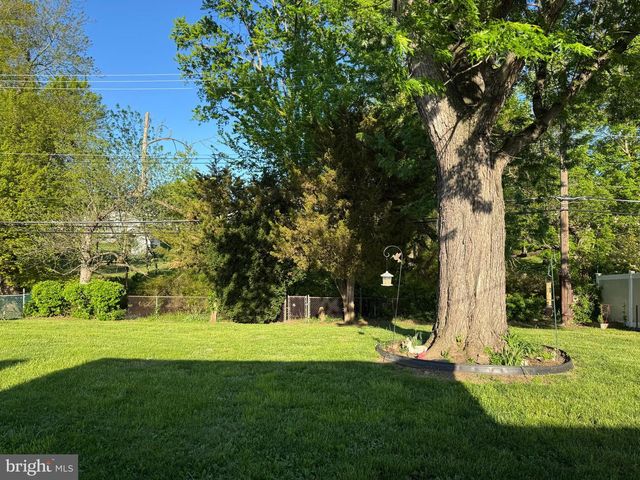 516 PARKWAY DR, Fairless Hills, PA 19030