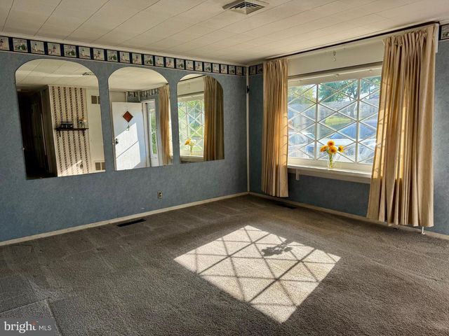 516 PARKWAY DR, Fairless Hills, PA 19030