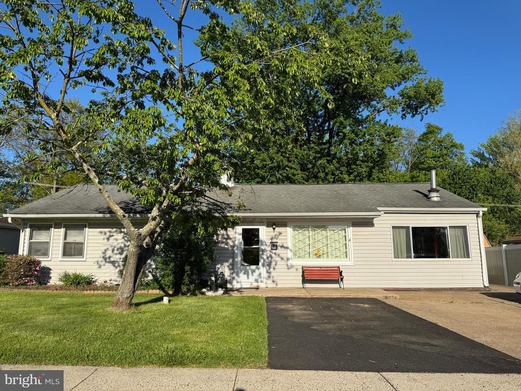 516 PARKWAY DR, Fairless Hills, PA 19030