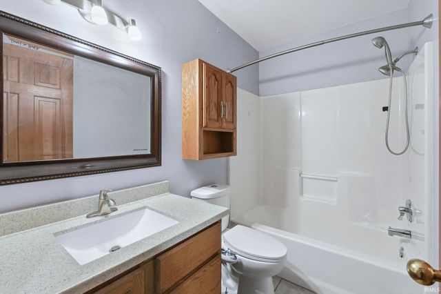 8228 Victoria Woods Place, Fort Wayne, IN 46825