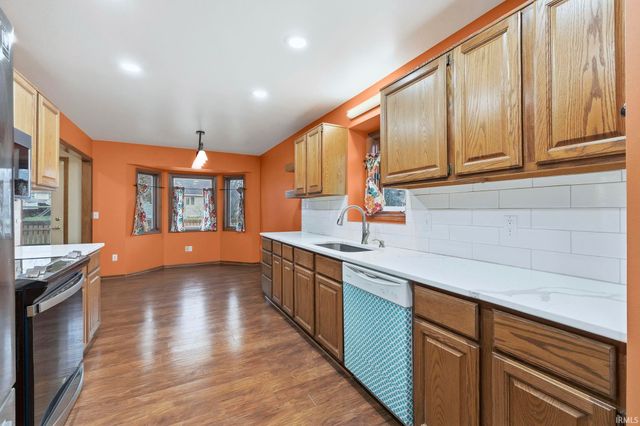 8228 Victoria Woods Place, Fort Wayne, IN 46825