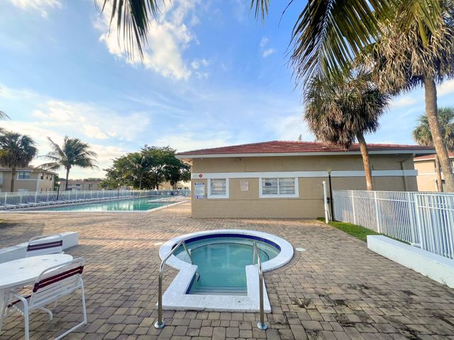 843 Twin Lakes Drive 30B, Coral Springs, FL 33071