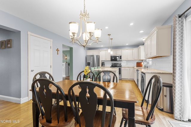 1206 N Finch Drive, Bowling Green, OH 43402