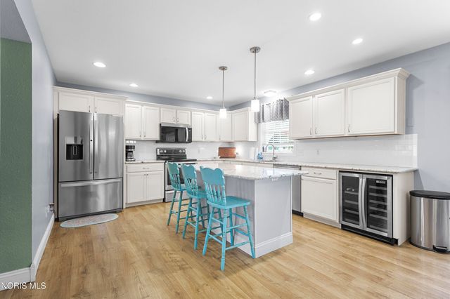 1206 N Finch Drive, Bowling Green, OH 43402