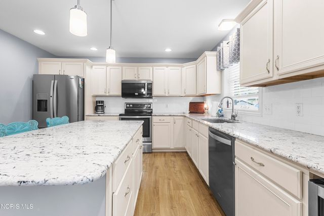 1206 N Finch Drive, Bowling Green, OH 43402