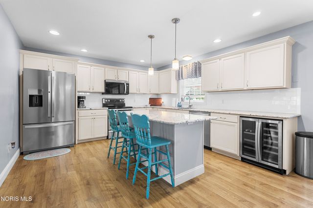 1206 N Finch Drive, Bowling Green, OH 43402