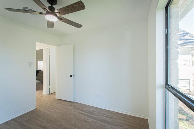 106 N Mockingbird CIR, Cedar Creek, TX 78612