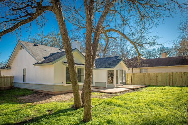 106 N Mockingbird CIR, Cedar Creek, TX 78612
