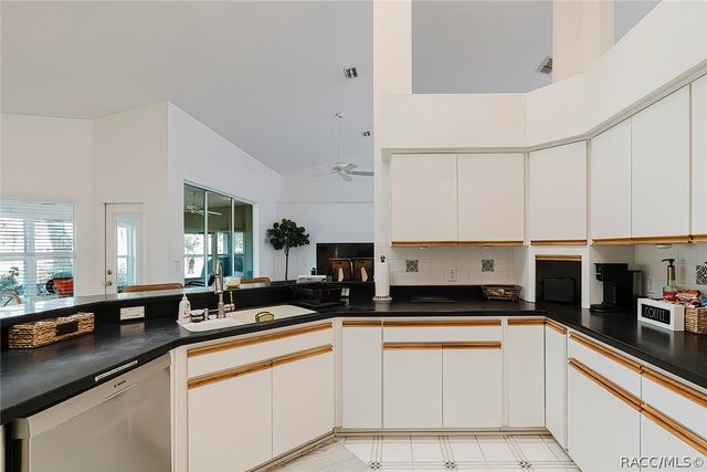 240 N Country Club Drive, Crystal River, FL 34429