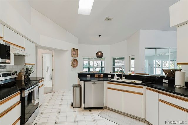 240 N Country Club Drive, Crystal River, FL 34429