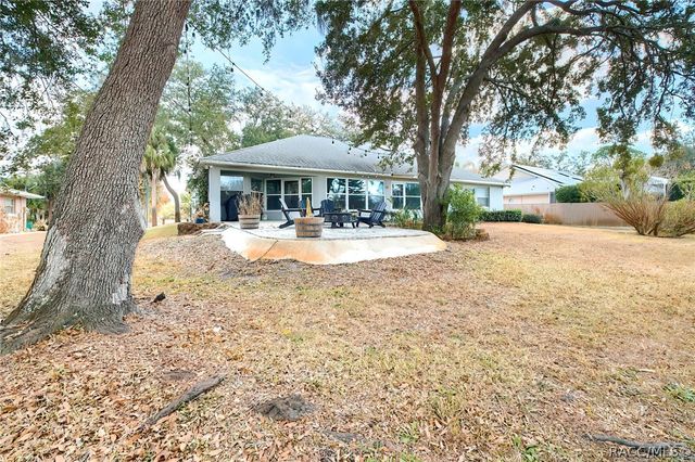 240 N Country Club Drive, Crystal River, FL 34429