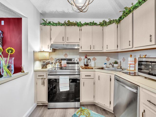 342 Pine Ridge Circle D-2, Greenacres, FL 33463