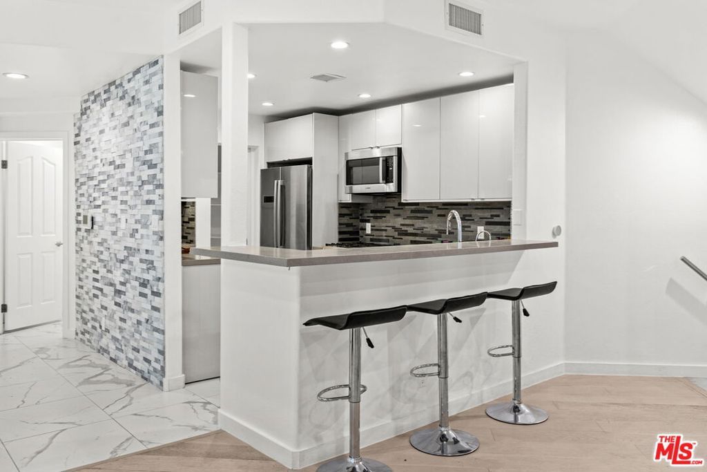 Image 10 of property listing at 1160 Granville Avenue 108, Los Angeles, CA 90049