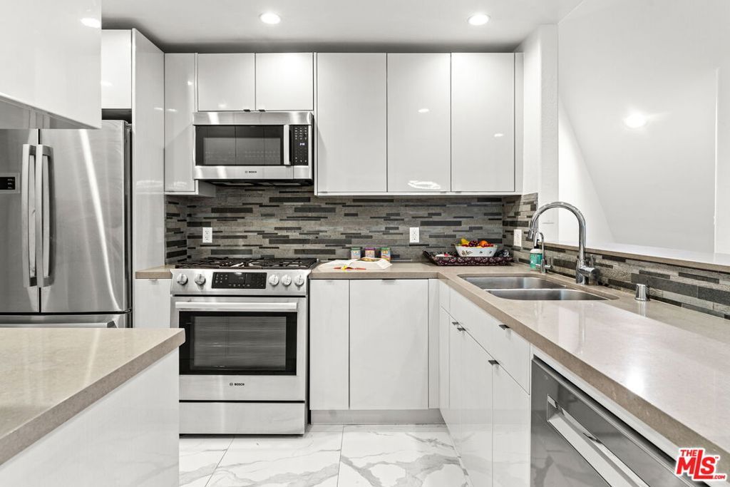 Image 11 of property listing at 1160 Granville Avenue 108, Los Angeles, CA 90049