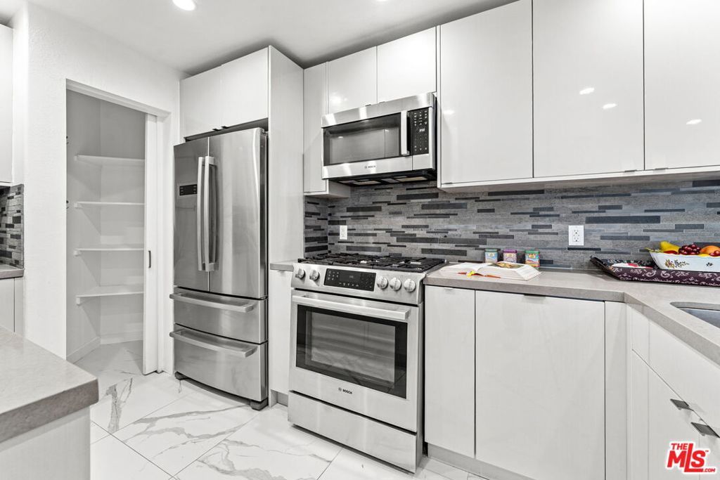 Image 14 of property listing at 1160 Granville Avenue 108, Los Angeles, CA 90049