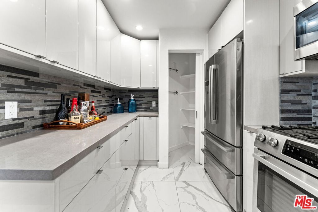 Image 15 of property listing at 1160 Granville Avenue 108, Los Angeles, CA 90049