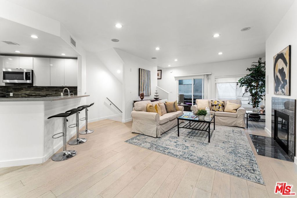 Image 17 of property listing at 1160 Granville Avenue 108, Los Angeles, CA 90049