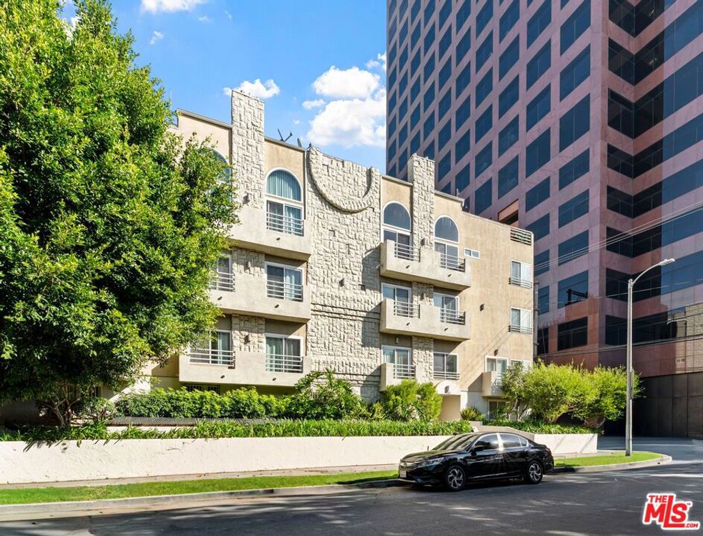 Image 3 of property listing at 1160 Granville Avenue 108, Los Angeles, CA 90049