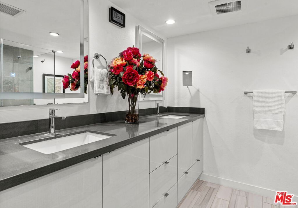 Image 31 of property listing at 1160 Granville Avenue 108, Los Angeles, CA 90049