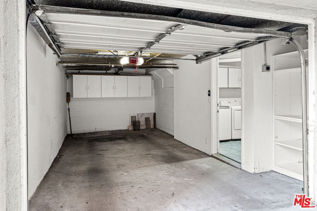 Image 37 of property listing at 1160 Granville Avenue 108, Los Angeles, CA 90049