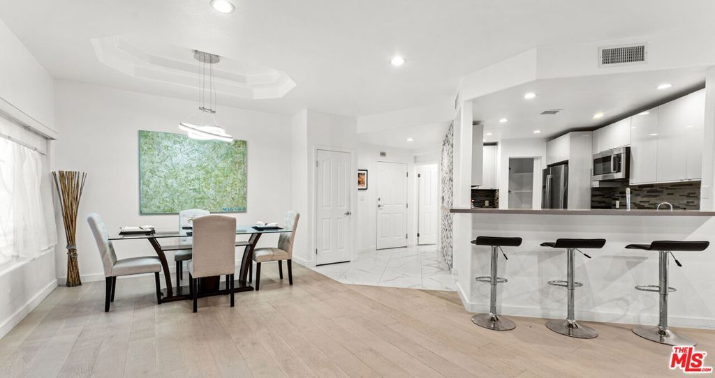 Image 6 of property listing at 1160 Granville Avenue 108, Los Angeles, CA 90049