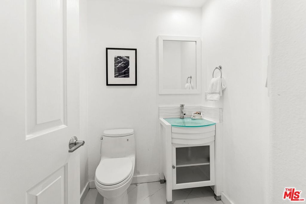 Image 7 of property listing at 1160 Granville Avenue 108, Los Angeles, CA 90049