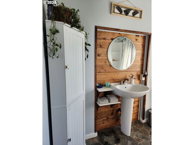 1195 IDAHO Ave, Coos Bay, OR 97420