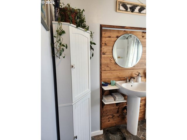 1195 IDAHO Ave, Coos Bay, OR 97420