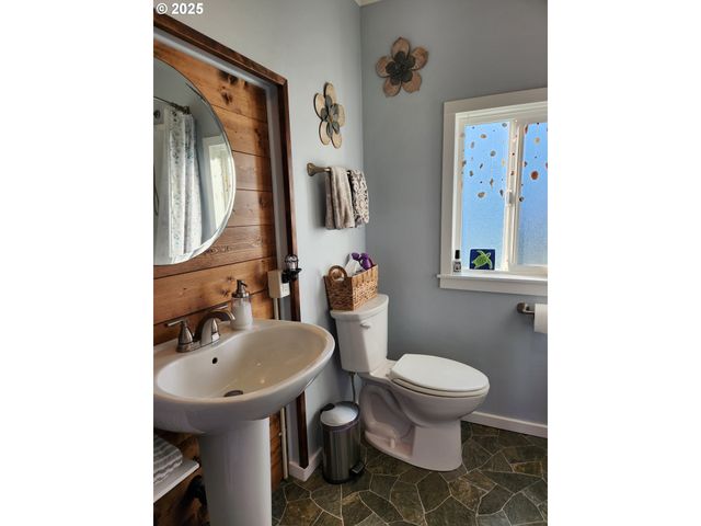 1195 IDAHO Ave, Coos Bay, OR 97420