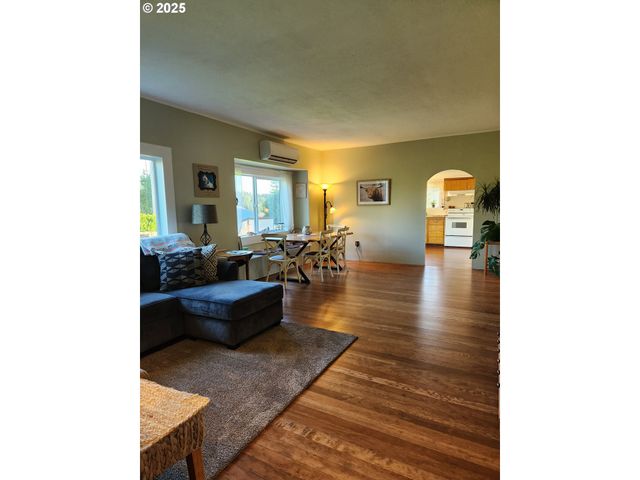 1195 IDAHO Ave, Coos Bay, OR 97420