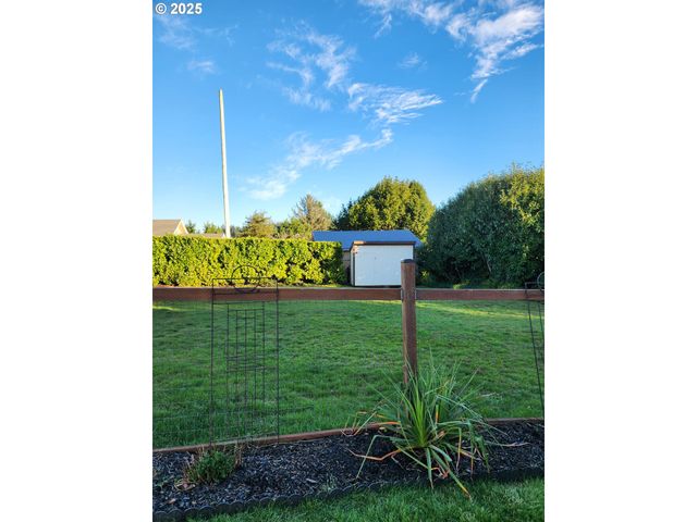 1195 IDAHO Ave, Coos Bay, OR 97420