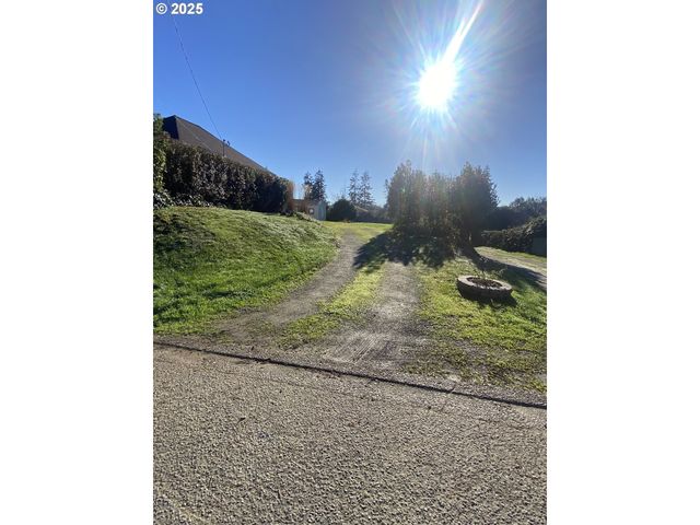 1195 IDAHO Ave, Coos Bay, OR 97420