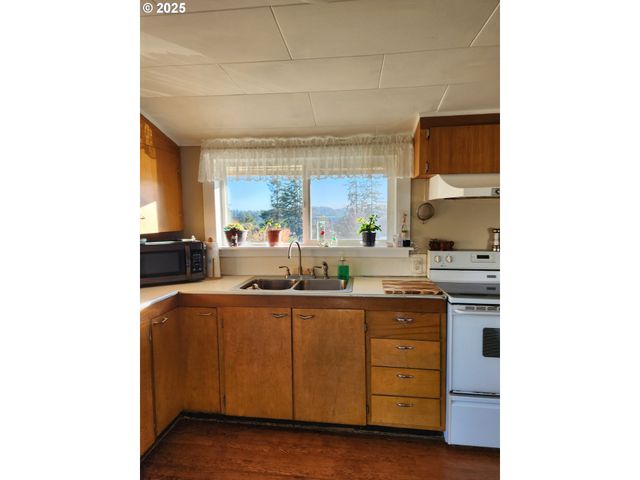 1195 IDAHO Ave, Coos Bay, OR 97420