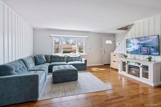 290 38 th Street, Lindenhurst, NY 11757