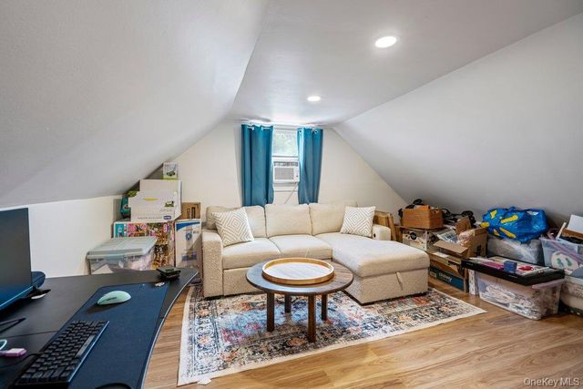 290 38 th Street, Lindenhurst, NY 11757