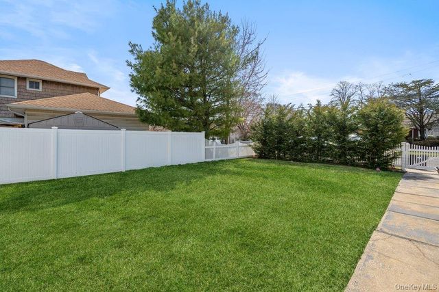 290 38 th Street, Lindenhurst, NY 11757