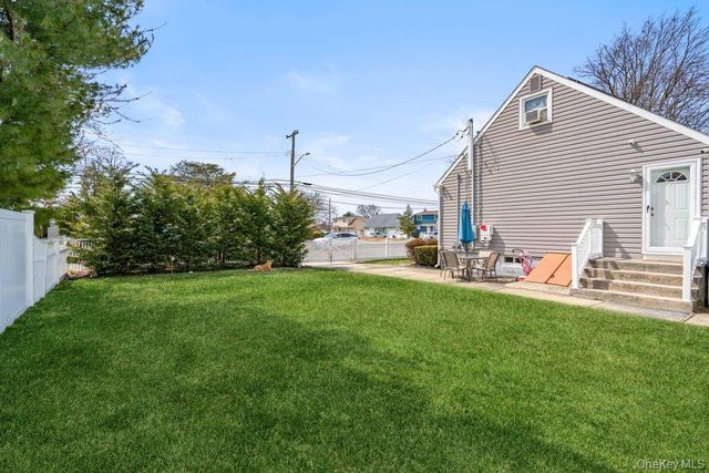 290 38 th Street, Lindenhurst, NY 11757