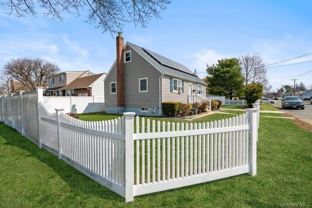 290 38 th Street, Lindenhurst, NY 11757